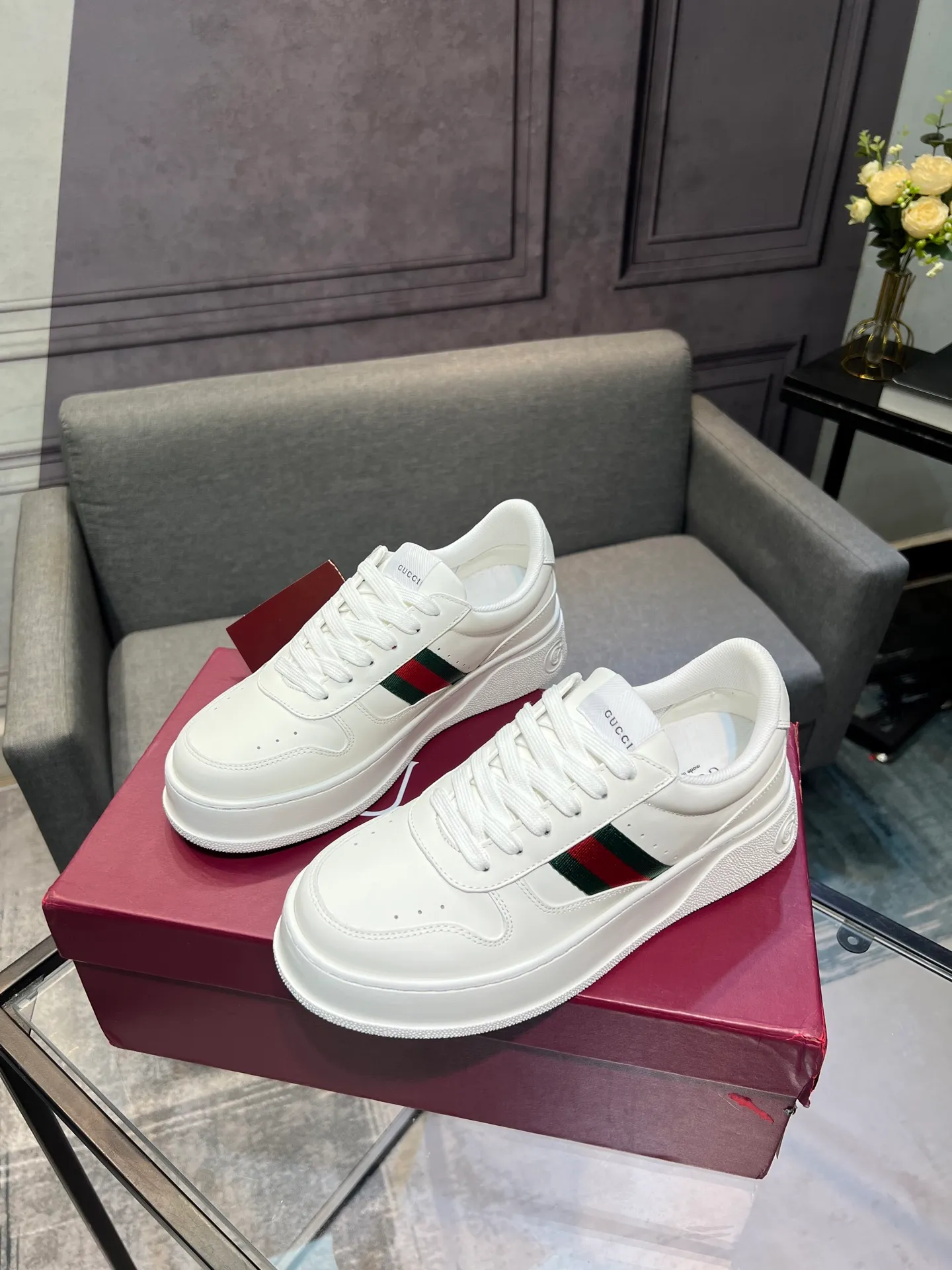 Men's men's shoes💰640 Gucci counter's latest couple's biscuit shoes‼ ️ 👑Purchasing agent level Gucci’s latest IP lightweight thick-soled white shoes can be put on your feet in seconds**4CM! ! Simple, easy to match and full of retro charm ~ the latest anti-counterfeiting cloth label on the tongue. And with electronic chip anti-counterfeiting.   The upper is made of imported environmentally friendly water-dyed calfskin, with a +1:1 fly-woven mesh surface to absorb sweat and an inner lining! Fly-knitted leather molded latex insole. Original IP lightweight outsole, one-piece injection molding, super comfortable and elastic, size: female 35-40 (female 41 customized) male 39-44 (male 38.45 46 customized)